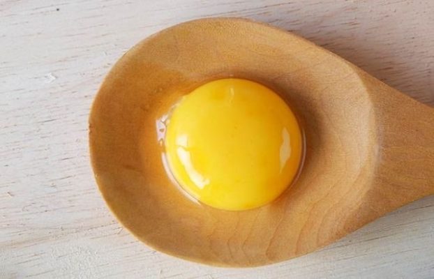 استفاده از ماسک زرده تخم مرغ برای تقویت موی سر
