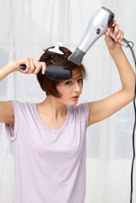 سشوار، اتوهای صاف کننده، بیگودی داغ و سایر ابزارهای حالت دهنده گرم شده می توانند به موهای شما آسیب وارد کنند.